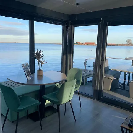 Alpehytte Houseboat Havenlodge 4 Persons Uitgeest